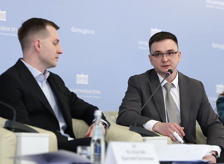 Председатель Комитета по молодежной политике Артем Метелев и Председатель Молодежного парламента при Государственной Думе Артем Николаев