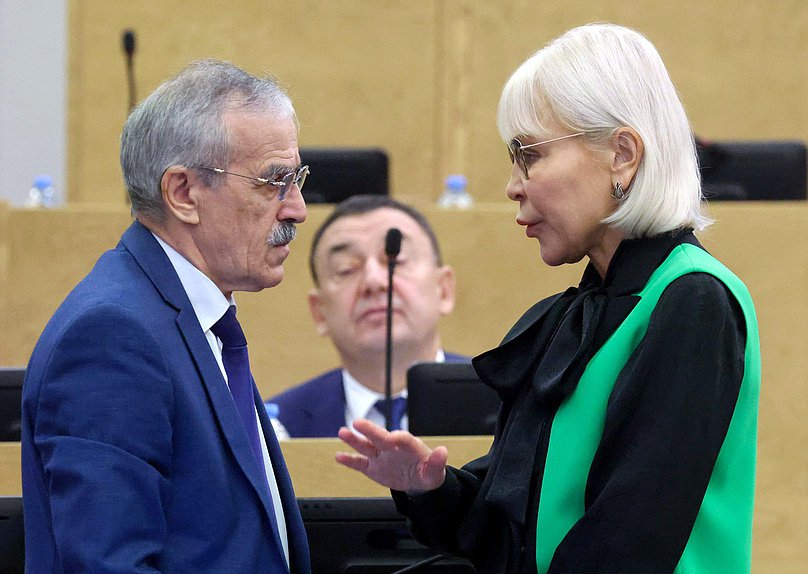 Заместитель Председателя Комитета по просвещению Нурбаганд Нурбагандов и Первый заместитель Председателя Комитета по экономической политике Надежда Школкина