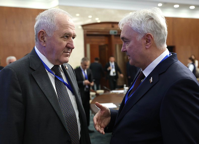 Principal del Comité de Defensa Andrey Kartapolov (derecha)