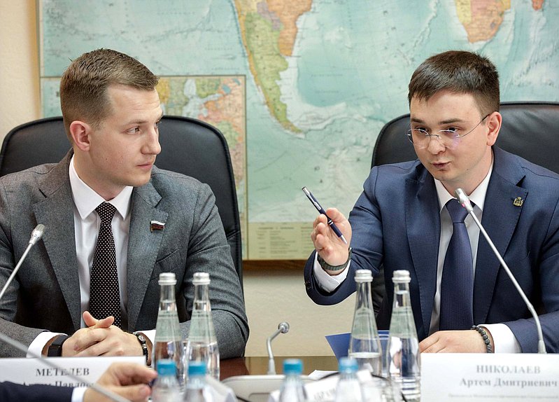 Председатель Комитета по молодежной политике Артем Метелев (слева)