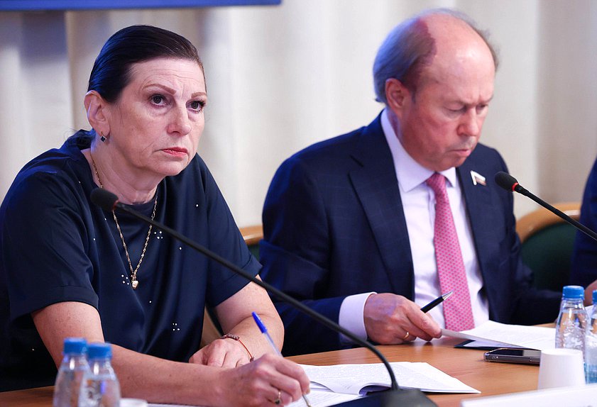 Член Комитета по науке и высшему образованию Ольга Пилипенко и заместитель Председателя Комитета Владимир Кононов