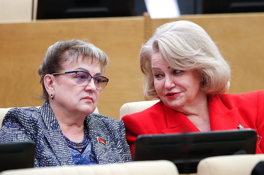 Член Комиссии по Регламенту и обеспечению деятельности Государственной Думы Ольга Алимова и Председатель Комитета по вопросам семьи, женщин и детей Нина Останина