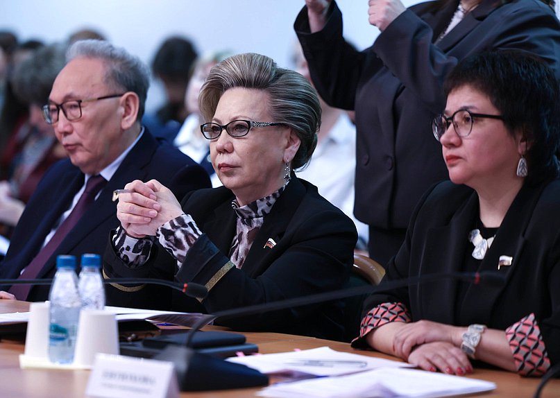 Член Комитета по бюджету и налогам Галина Данчикова и член Комитета по делам национальностей Елена Евтюхова