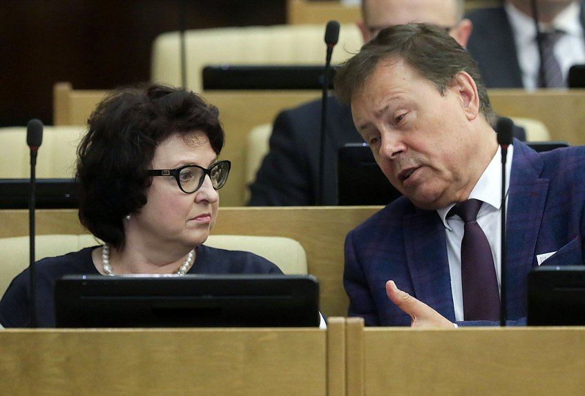 Член Комитета по государственному строительству и законодательству Анжелика Глазкова и Первый заместитель Председателя Комитета по экономической политике Николай Арефьев