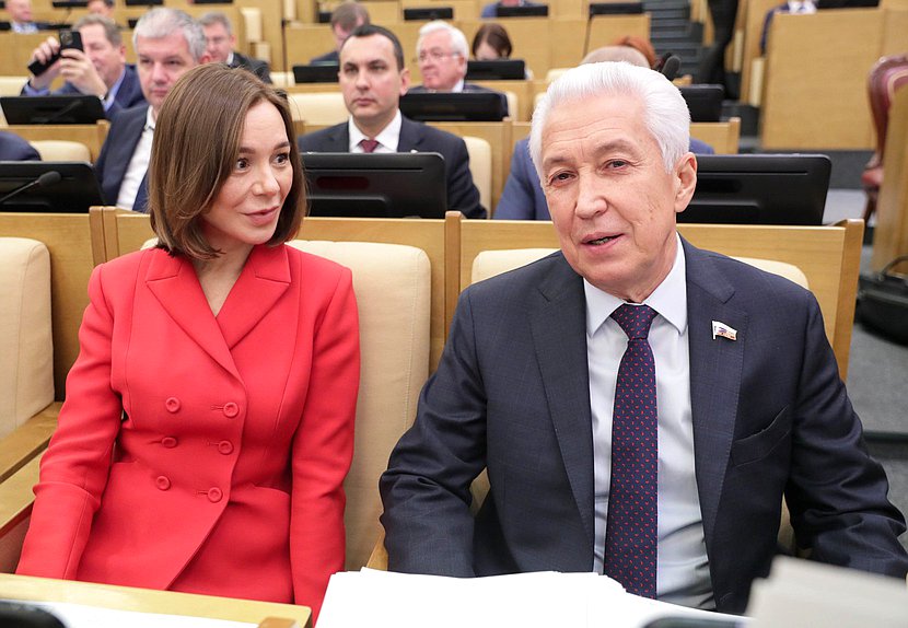 Первый заместитель Председателя Комитета по малому и среднему предпринимательству Альфия Когогина и руководитель фракции «Единая Россия» Владимир Васильев