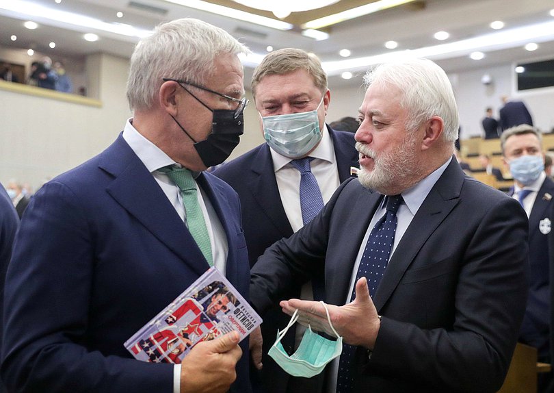 Первый заместитель Председателя Комитета по физической культуре, спорту, туризму и делам молодежи Вячеслав Фетисов и Первый заместитель Председателя Комитета по финансовому рынку Игорь Дивинский