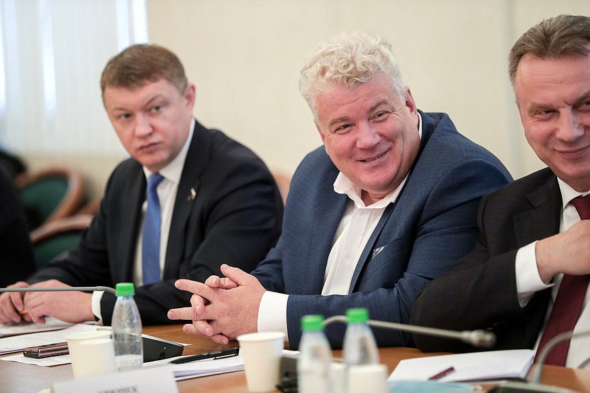 Член Комитета по природным ресурсам, собственности и земельным отношениям Максим Щаблыкин