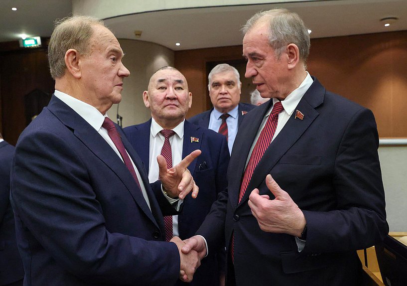 Руководитель фракции КПРФ Геннадий Зюганов, член Комитета по транспорту и развитию транспортной инфраструктуры Петр Аммосов и Первый заместитель Председателя Комитета по энергетике Сергей Левченко