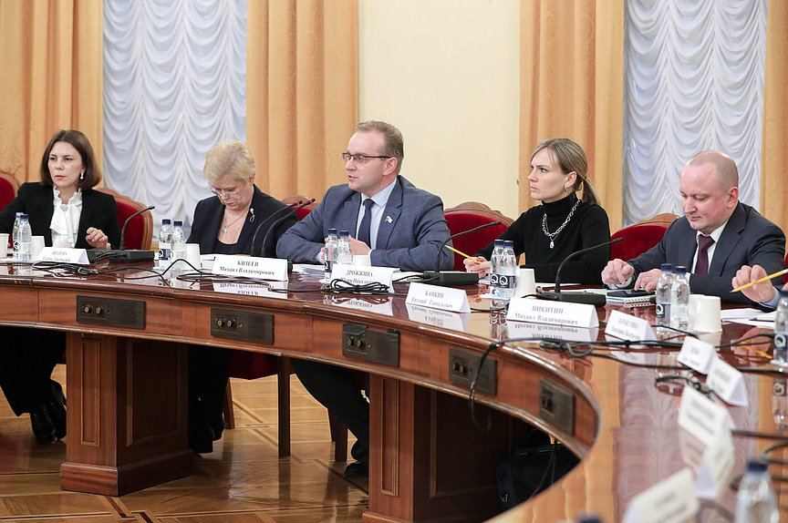 Члены Комитета по охране здоровья Михаил Кизеев и Юлия Дрожжина