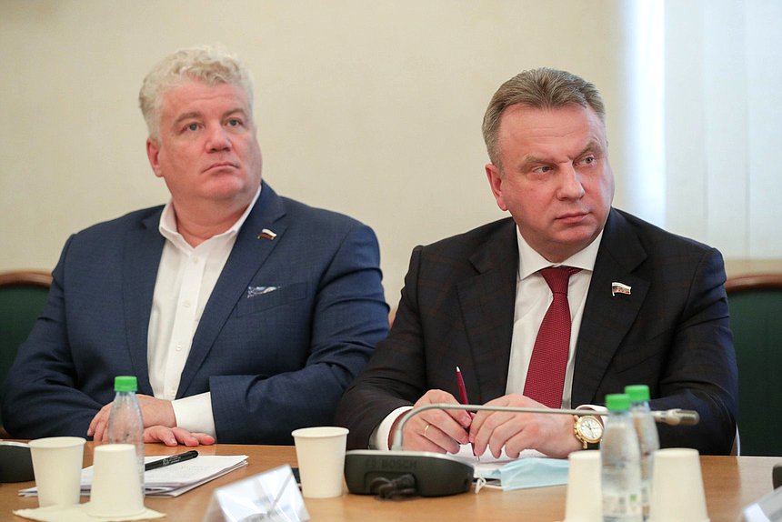 Члены Комитета по природным ресурсам, собственности и земельным отношениям Максим Щаблыкин и Сергей Крючек