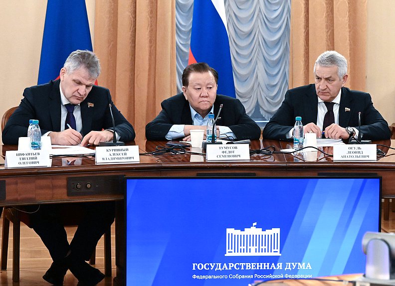 Первые заместители Председателя Комитета по охране здоровья Федот Тумусов и Леонид Огуль и заместитель Председателя Комитета Алексей Куринный
