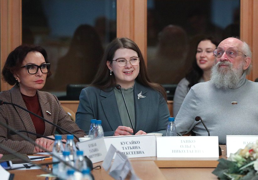 Член Комитета по обороне Татьяна Кусайко, заместитель Председателя Комитета по развитию гражданского общества, вопросам общественных и религиозных объединений Ольга Занко и член Комитета по просвещению Анатолий Вассерман
