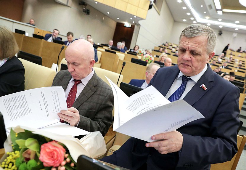 Первый заместитель Председателя Комитета по государственному строительству и законодательству Юрий Синельщиков и Первый заместитель Председателя Комитета по труду, социальной политике и делам ветеранов Николай Коломейцев