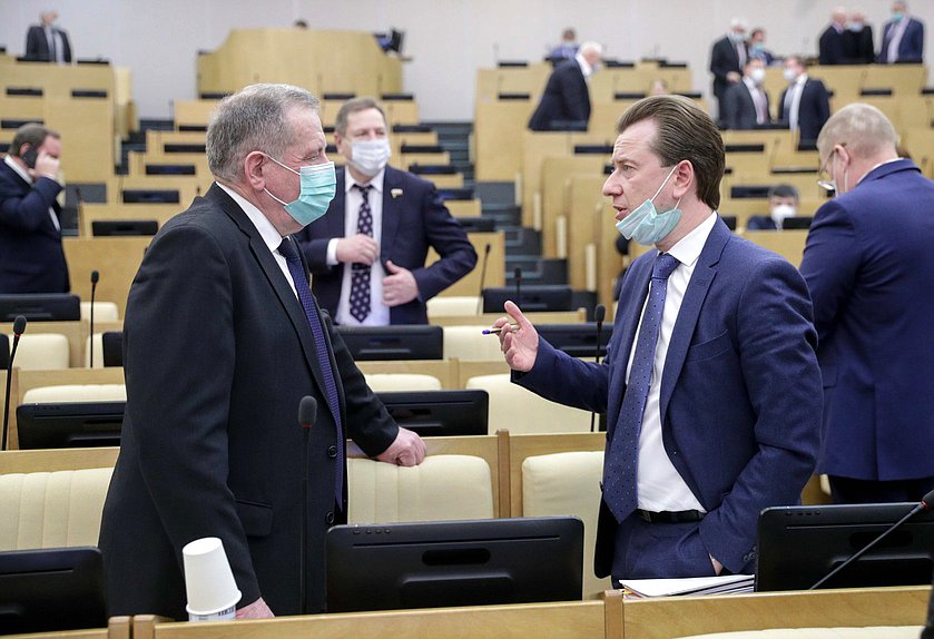 Член Комитета по аграрным вопросам Иван Лоор и Председатель Комитета по экологии и охране окружающей среды Владимир Бурматов