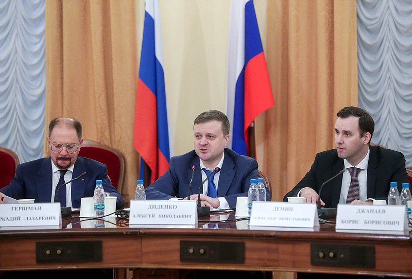 Председатель Комитета по региональной политике и местному самоуправлению Алексей Диденко и Председатель Комитета по малому и среднему предпринимательству Александр Демин