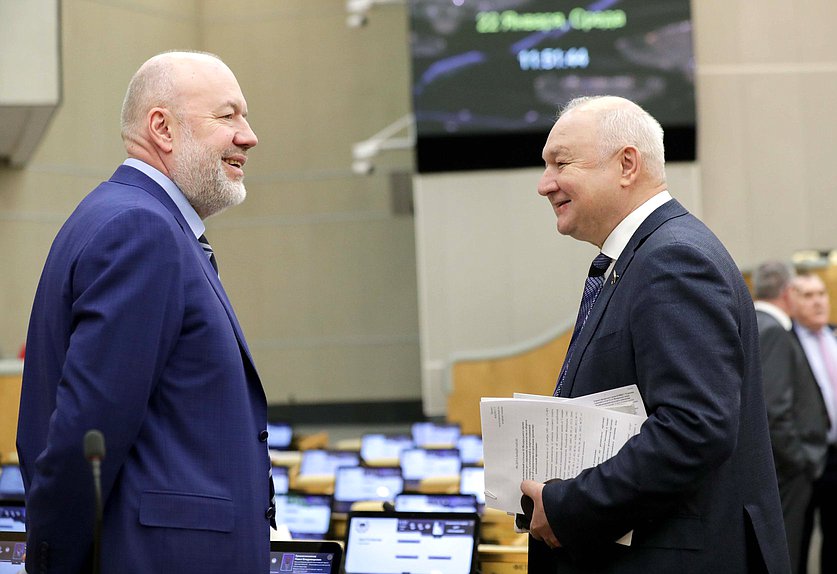 Председатель Комитета по государственному строительству и законодательству Павел Крашенинников и Председатель Комитета по делам национальностей Ильдар Гильмутдинов