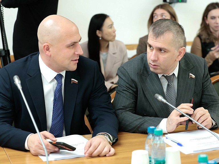 Члены Комитета по охране здоровья Юрий Бровко и Магомед Валихов
