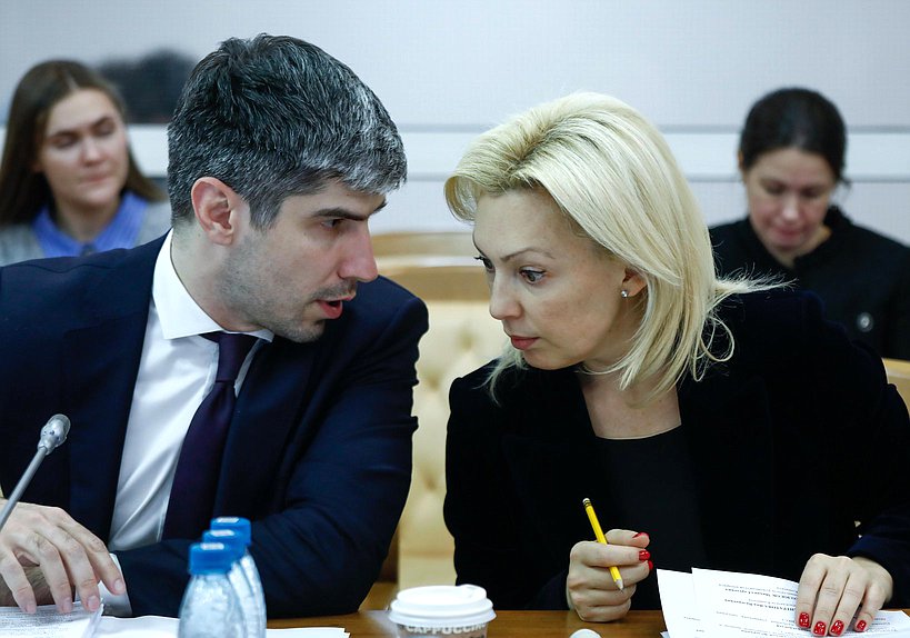 Директор Департамента бюджетной политики в сфере труда и социальной защиты Министерства финансов РФ Курбан Курбанов и член Комитета по развитию гражданского общества, вопросам общественных и религиозных объединений Ольга Тимофеева