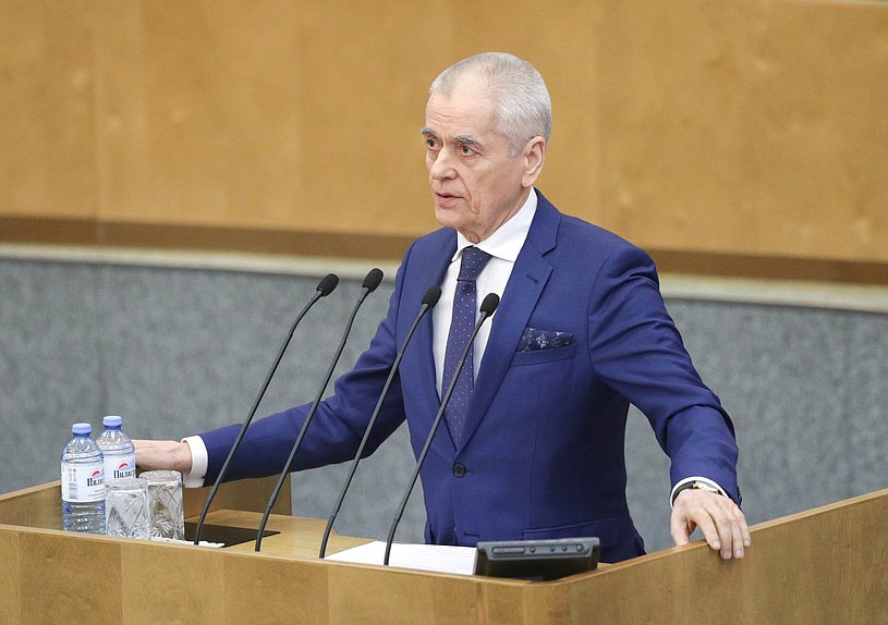 Первый заместитель Председателя Комитета по образованию и науке Геннадий Онищенко