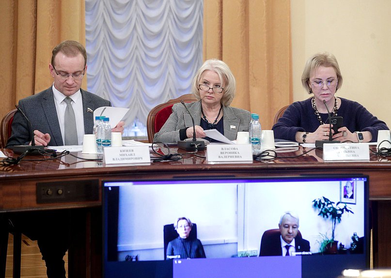 Члены Комитета по охране здоровья Михаил Кизеев и Вероника Власова заместитель Председателя Комитета Татьяна Соломатина