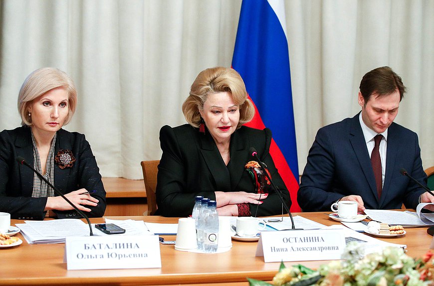 Председатель Комитета по вопросам семьи, женщин и детей Нина Останина и Первый заместитель Министра труда и социальной защиты РФ Ольга Баталина