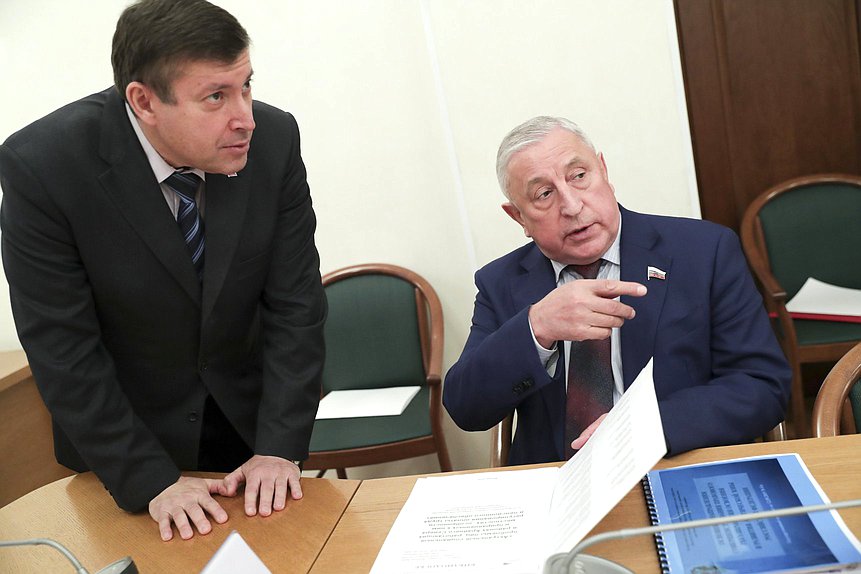 Заместитель Председателя Федерации независимых профсоюзов России Давид Кришталь и Председатель Комитета по региональной политике и проблемам Севера и Дальнего Востока Николай Харитонов
