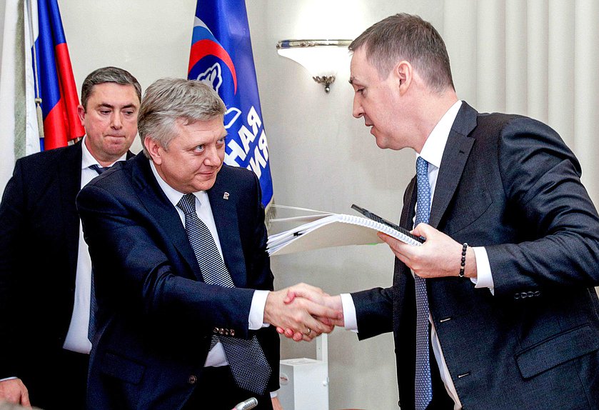 Министр сельского хозяйства РФ Дмитрий Патрушев и член Комитета по государственному строительству и законодательству Дмитрий Вяткин