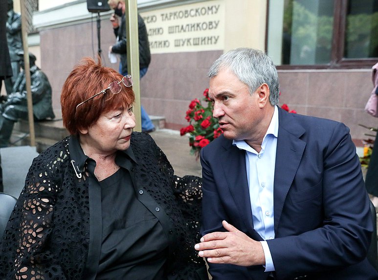 Председатель Государственной Думы Вячеслав Володин и вдова Станислава Говорухина Галина Говорухина