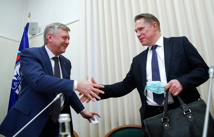 Министр здравоохранения РФ Михаил Мурашко и член Комитета по государственному строительству и законодательству Дмитрий Вяткин
