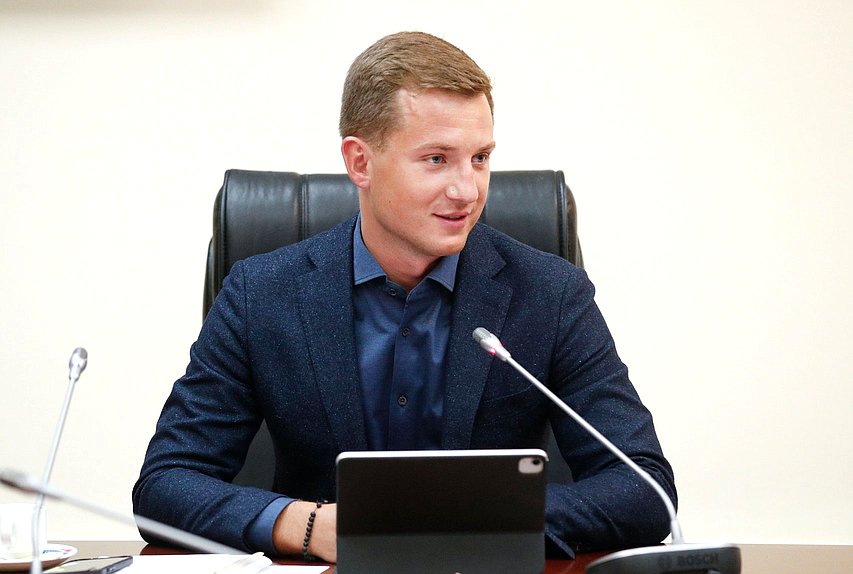 Председатель Комитета по молодежной политике Артем Метелев