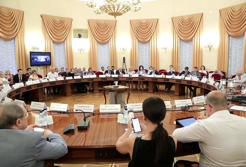 Круглый стол Комитета по региональной политике и местному самоуправлению на тему «Региональные и местные сообщества как фактор и субъект стратегического развития регионов и муниципалитетов»