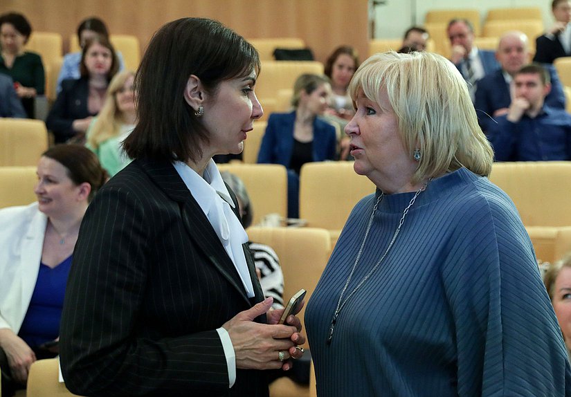 Заместитель Председателя Комитета по вопросам семьи, женщин и детей Елена Вторыгина (справа)