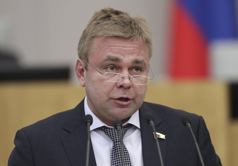Член Комитета по транспорту и строительству Максим Сураев