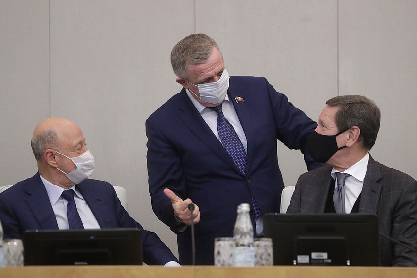 Заместитель Председателя Государственной Думы Александр Бабаков, Первый заместитель Председателя Комитета по труду, социальной политике и делам ветеранов Николай Коломейцев и Первый заместитель Председателя Государственной Думы Александр Жуков
