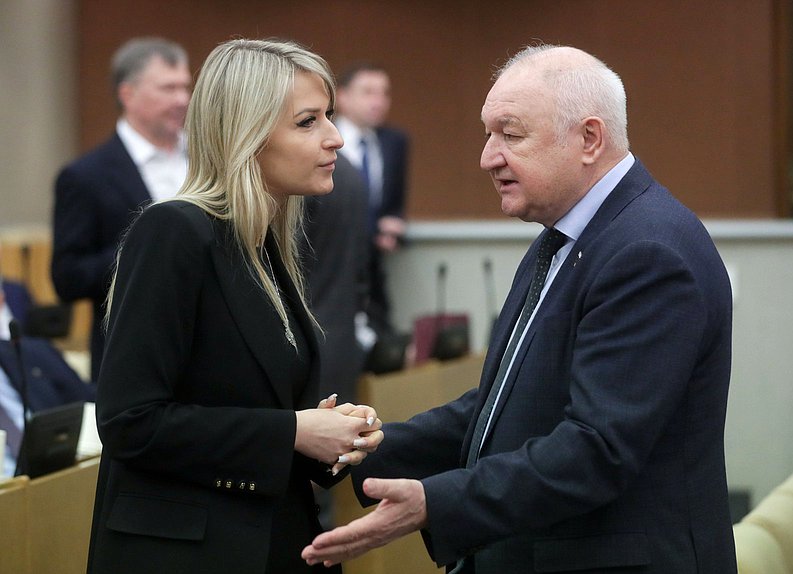 Председатель Комитета по развитию гражданского общества, вопросам общественных и религиозных объединений Яна Лантратова и Первый заместитель Председателя Комитета по делам национальностей Ильдар Гильмутдинов
