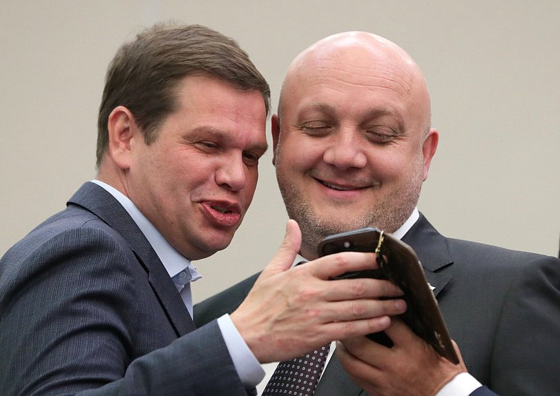 Член Комитета по вопросам собственности, земельным и имущественным отношениям Андрей Дорошенко и член Комитета по энергетике Муслим Татриев