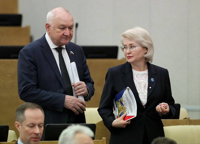 Первый заместитель Председателя Комитета по делам национальностей Ильдар Гильмутдинов и член Комитета по просвещению Эльвира Аиткулова