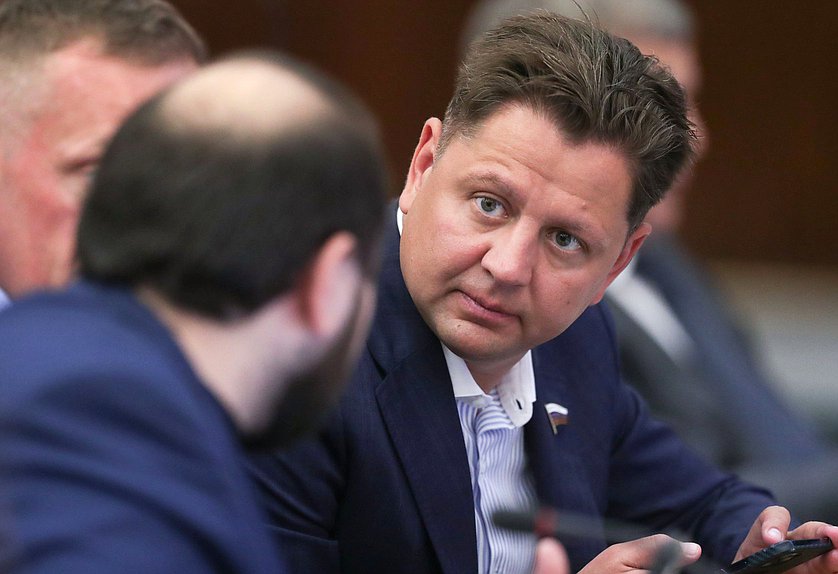 Член Комитета по строительству и жилищно-коммунальному хозяйству Илья Вольфсон
