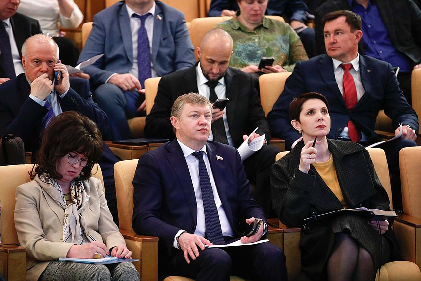 Заместители Председателя Комитета по экологии, природным ресурсам и охране окружающей среды Евгений Марков и Жанна Рябцева