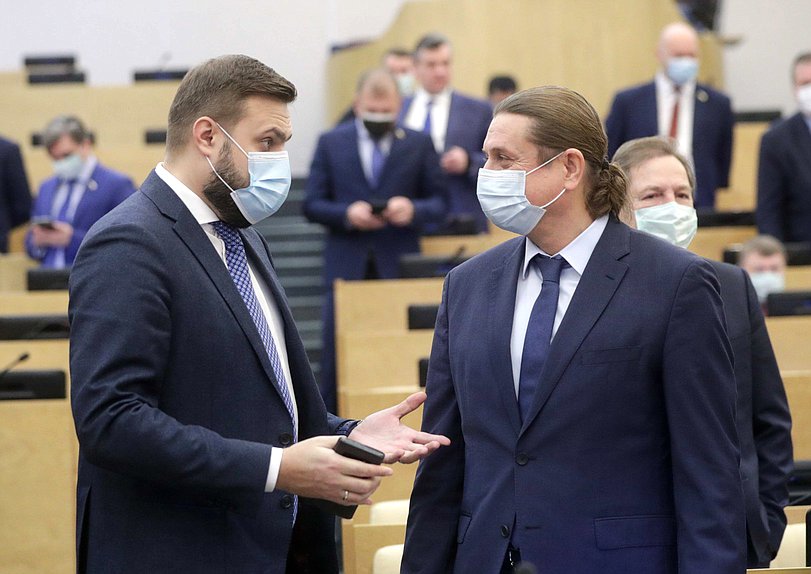 Член Комитета по делам СНГ, евразийской интеграции и связям с соотечественниками Артем Туров и член Комитета по бюджету и налогам Сергей Чижов