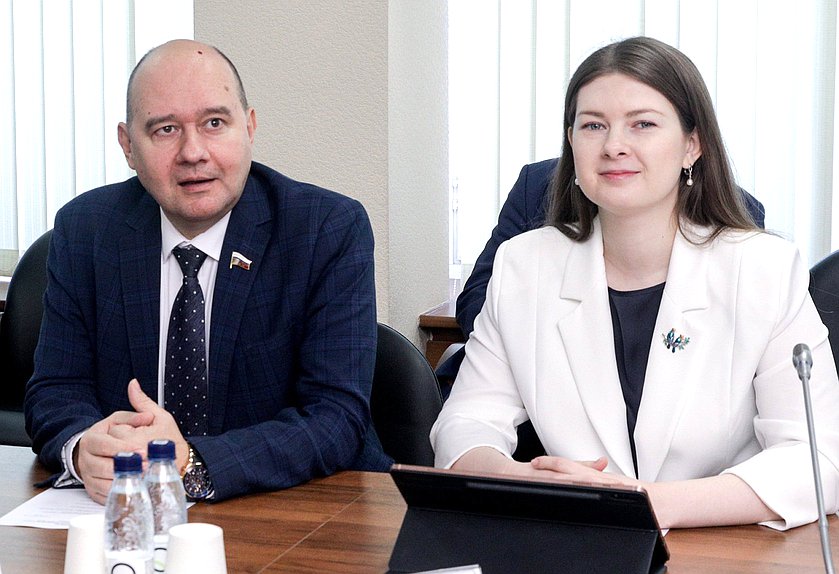 Заместители Председателя Комитета по развитию гражданского общества, вопросам общественных и религиозных объединений Олег Леонов и Ольга Занко