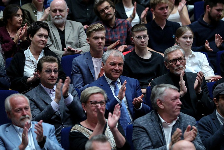 Актер Сергей Безруков, Председатель Государственной Думы Вячеслав Володин и актер Александр Михайлов