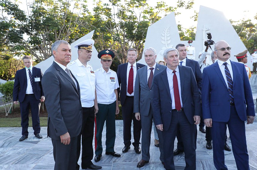 Colocación de una ofrenda floral ante el el Monumento al Soldado Internacionalista Soviético en La Habana