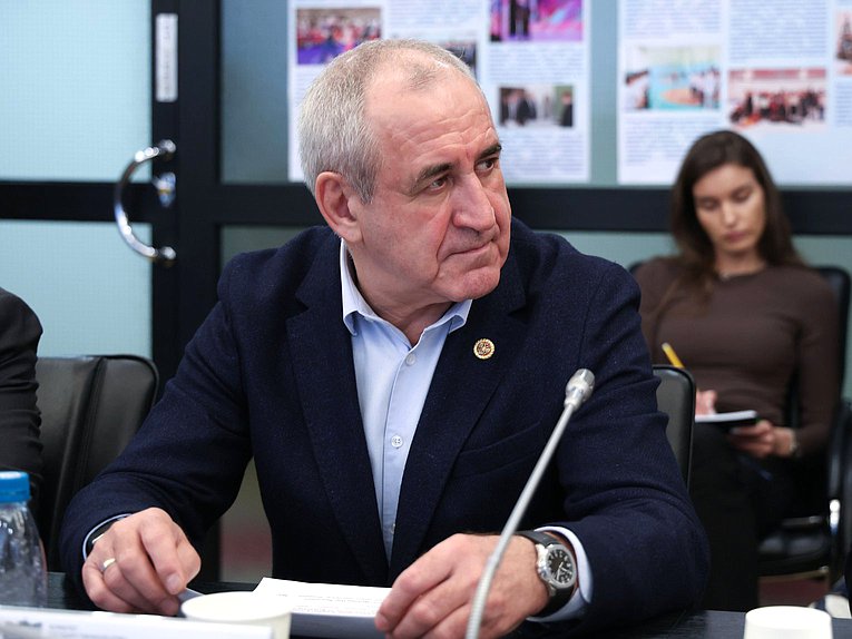 Член Комитета по физической культуре и спорту Сергей Неверов