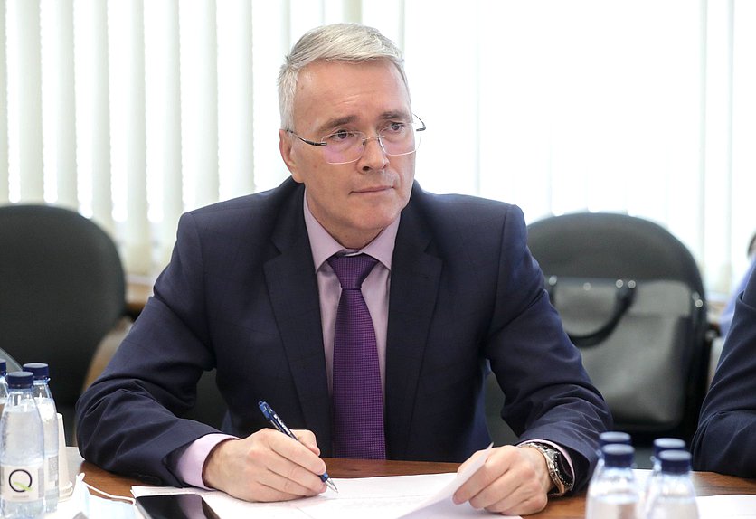 Член Комитета по экономической политике Эдуард Кузнецов