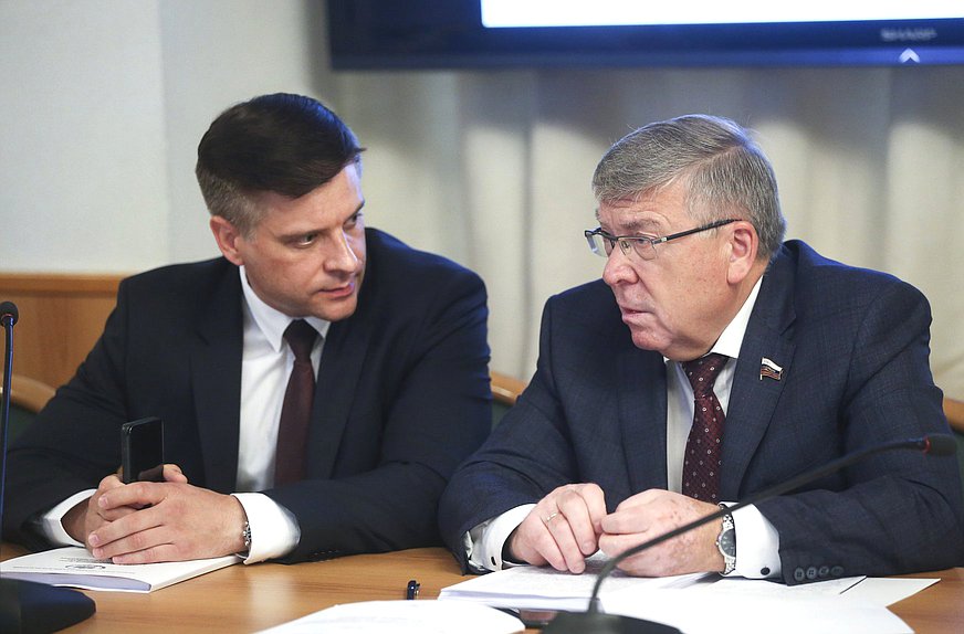 Председатель Комитета Совета Федерации по социальной политике Валерий Рязанский (справа)