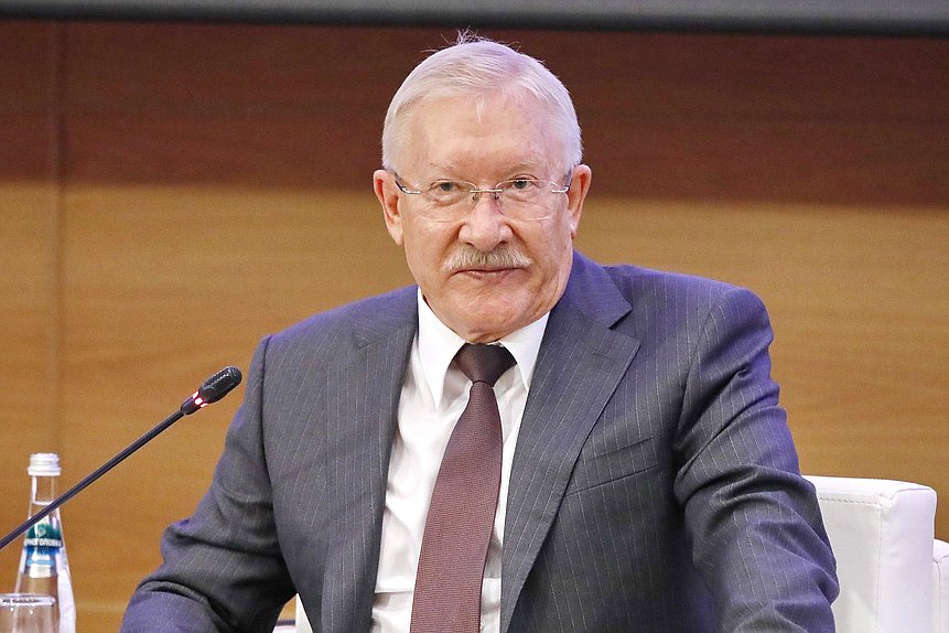 Председатель Комитета по контролю Олег Морозов