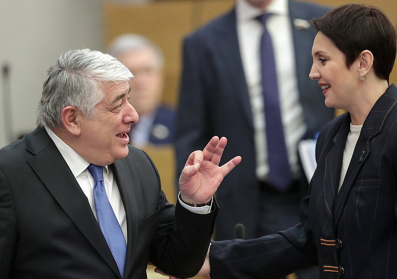 Заместитель Председателя Комитета по экологии, природным ресурсам и охране окружающей среды Жанна Рябцева и член Комитета по государственному строительству и законодательству Отари Аршба