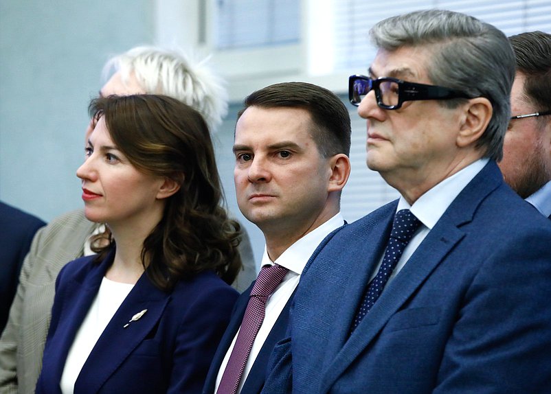 Первый заместитель Председателя Комитета по государственному строительству и законодательству Ирина Панькина и Председатель Комитета по труду, социальной политике и делам ветеранов Ярослав Нилов