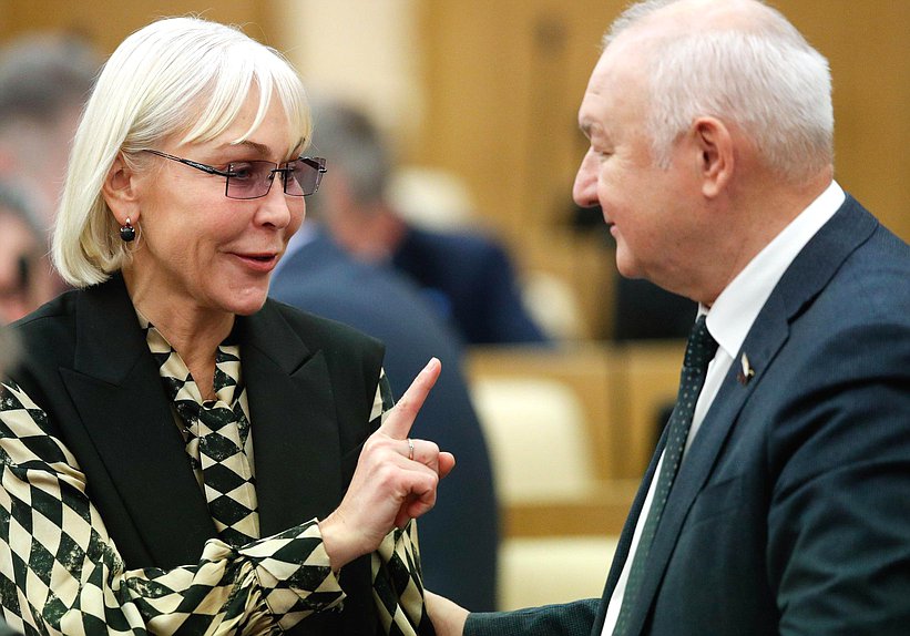 Первый заместитель Председателя Комитета по экономической политике Надежда Школкина и Первый заместитель Председателя Комитета по делам национальностей Ильдар Гильмутдинов